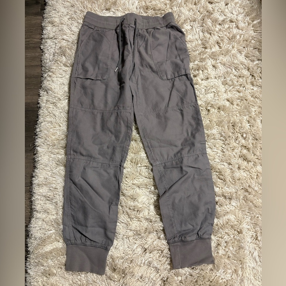 Aritzia • Community Cargo Pants • Size Small